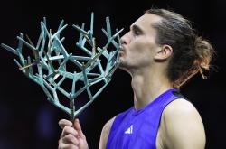 开云体育-德国网球队鏖战美国网球队，兹维列夫制霸全场的简单介绍