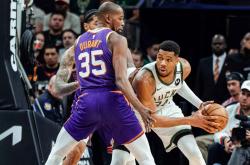 开云体育app-雄鹿险胜公牛，布克统治全场