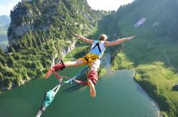 开云APP-雷霆万钧，哈利伯顿爆发提前终结悬念，马刺再陷迷茫