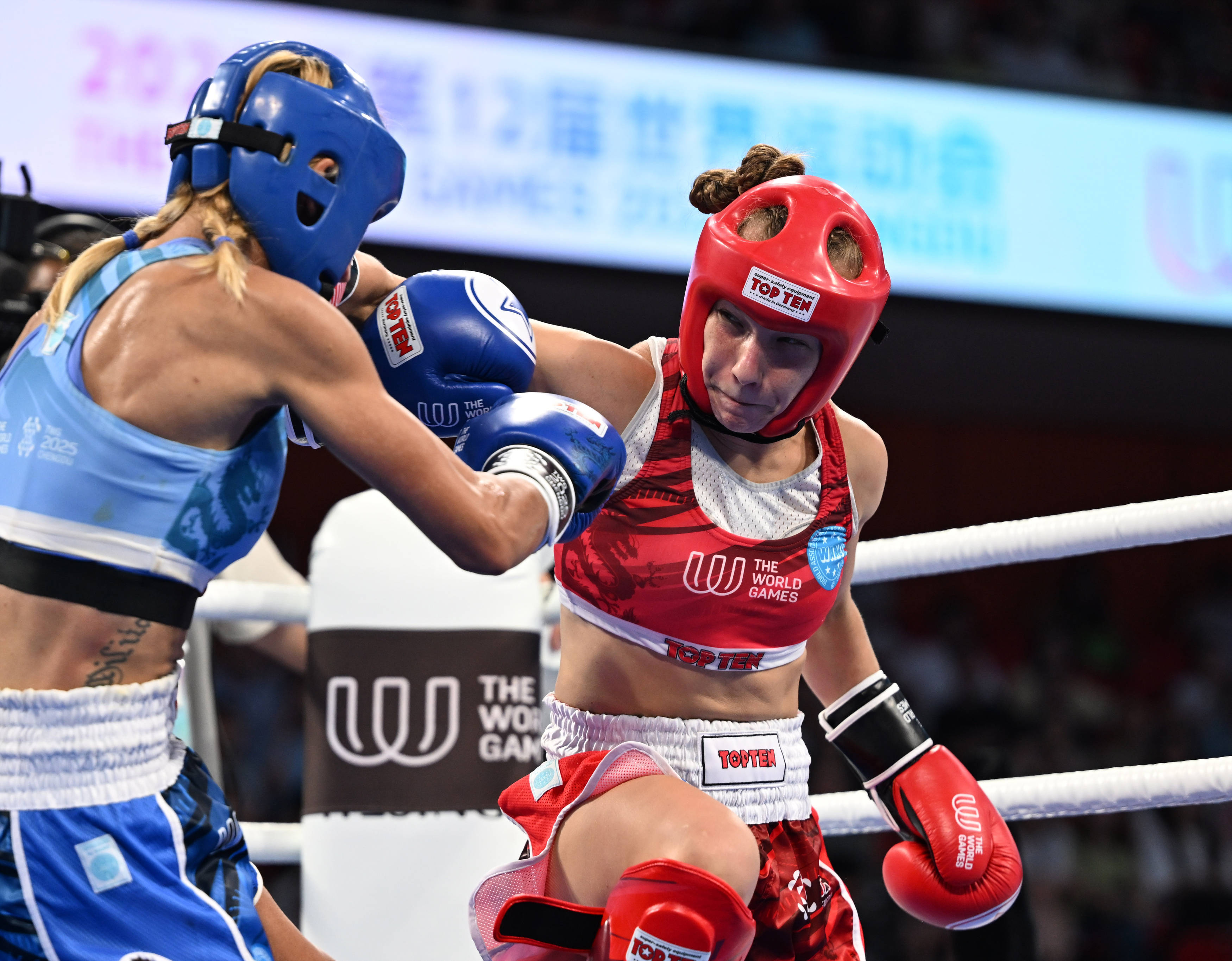 埃及女子击剑运动员脱颖而出 埃及女子击剑运动员脱颖而出