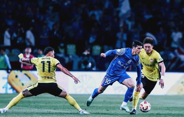 激烈角逐,球员全力以赴拼搏 激烈角逐,球员全力以赴拼搏