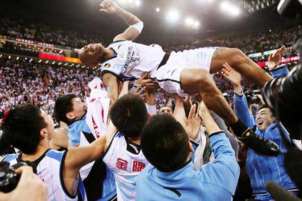 包含外援拼杀在赛场,中国篮球史写入新页的词条 包含外援拼杀在赛场,中国篮球史写入新页的词条