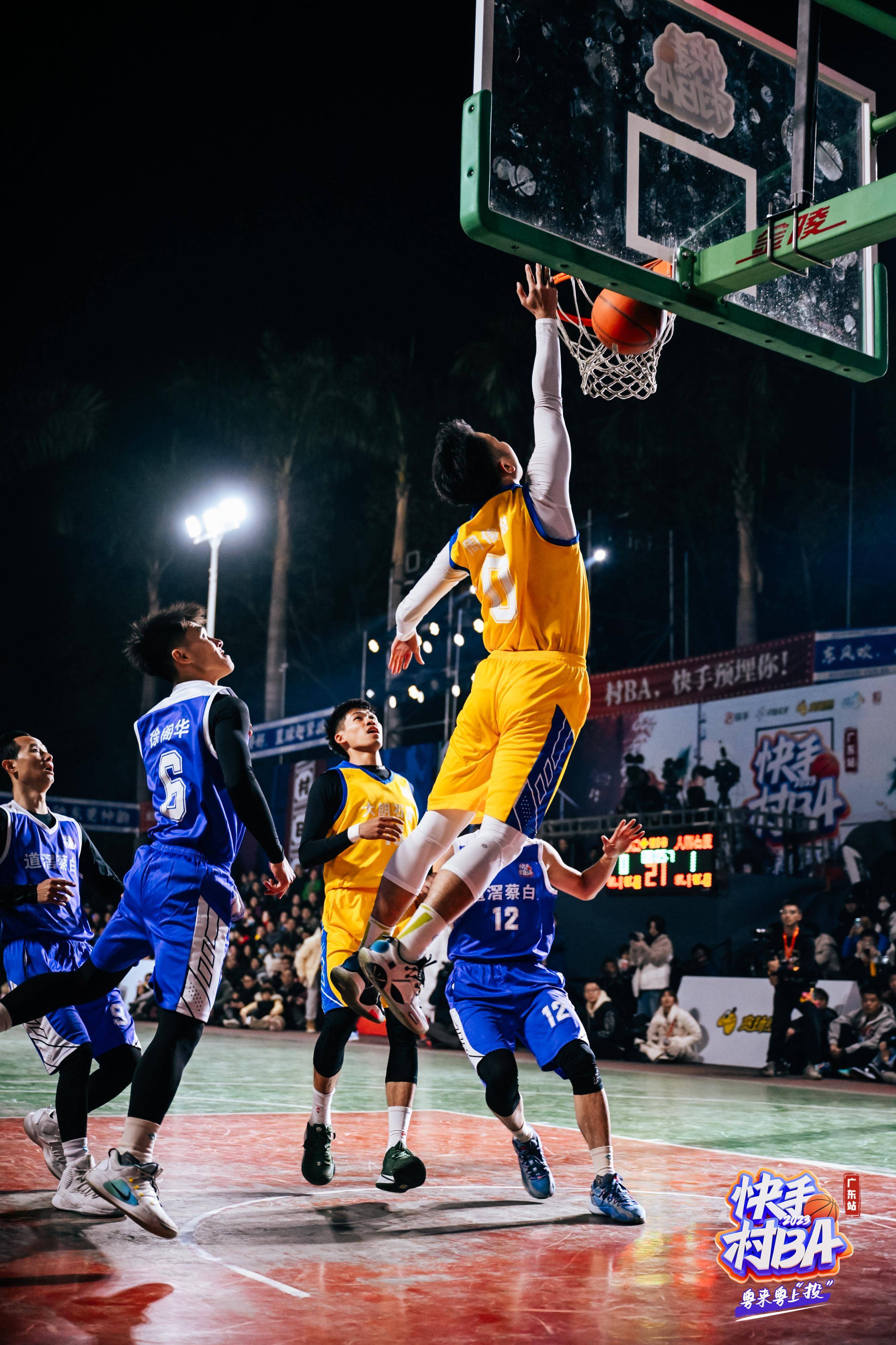 包含篮球赛事球员风采出众，赛场气氛持续热烈的词条