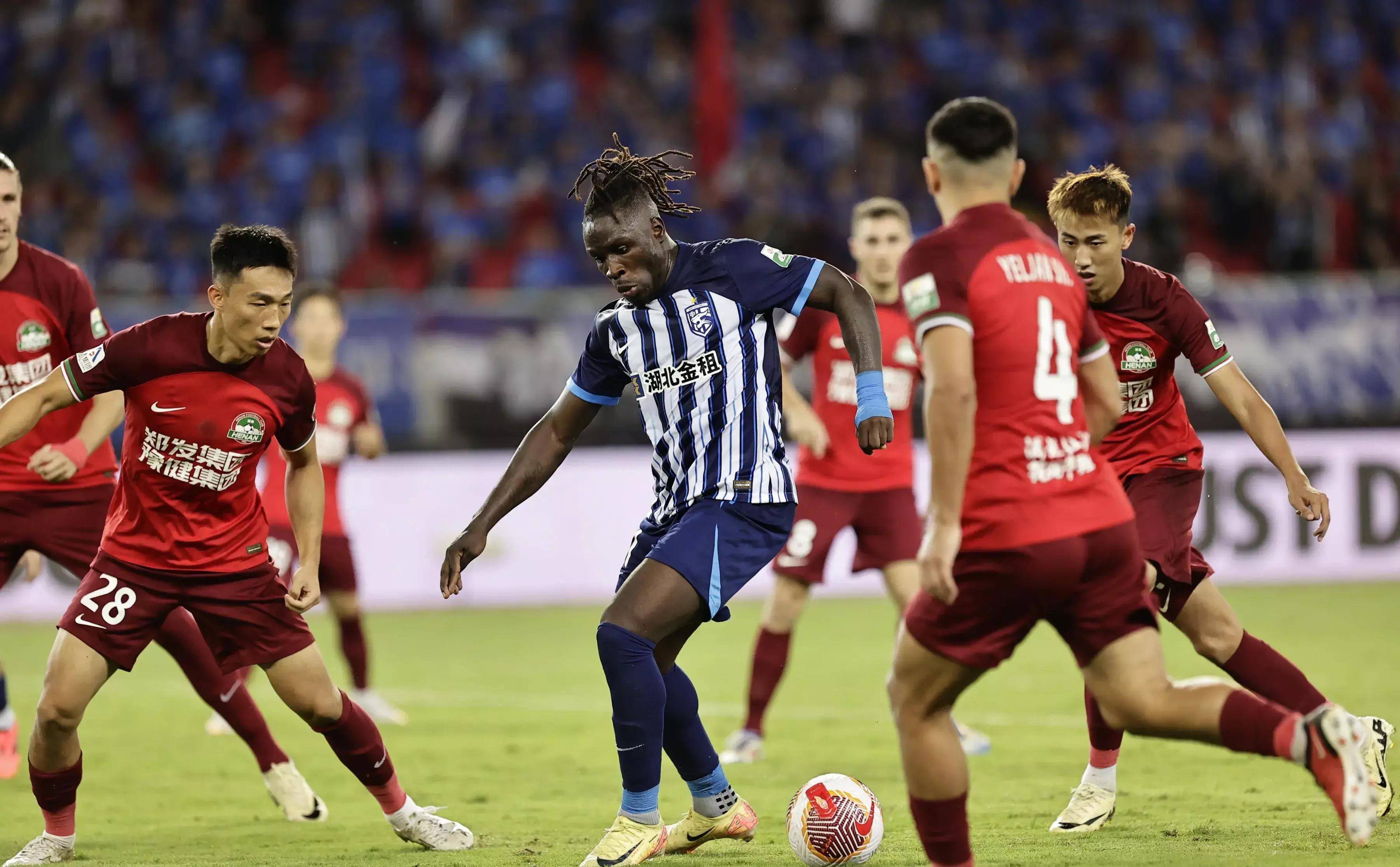 申花队提前换帅，球队状态起伏不定