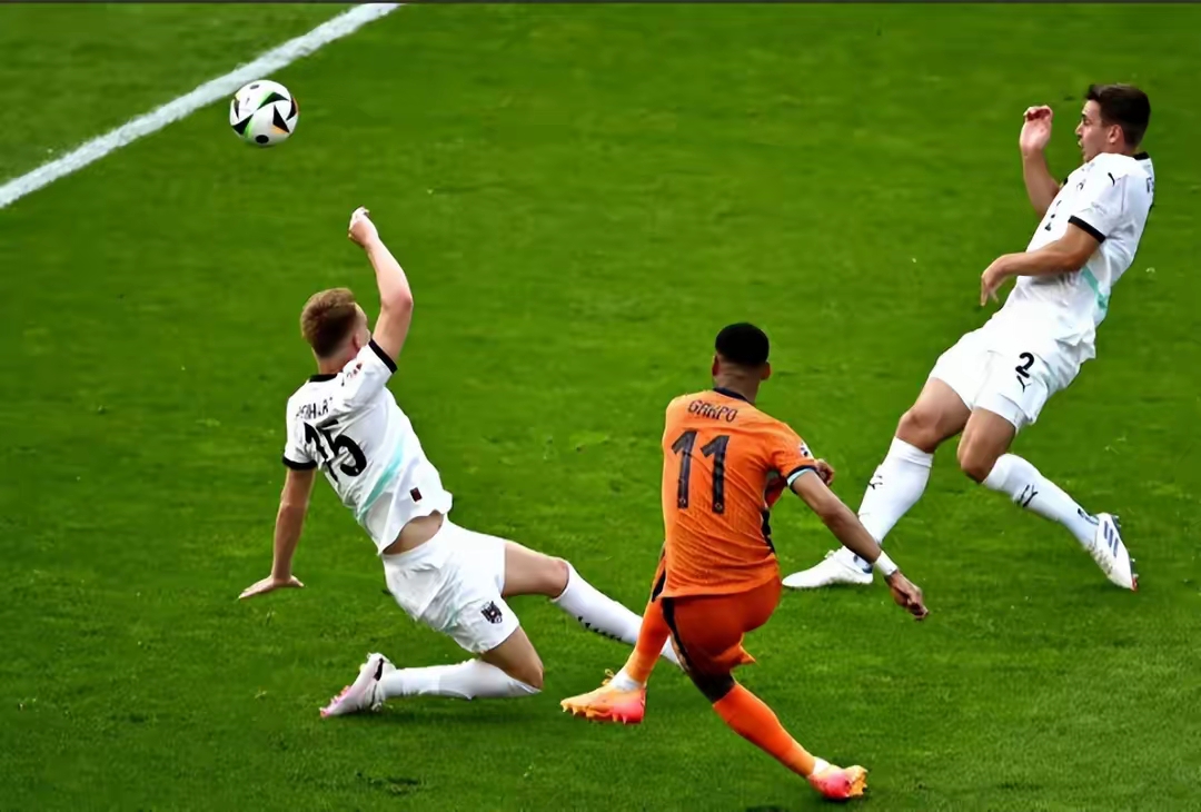 激烈对决,欧洲豪强在赛场上展开激烈较量 激烈对决,欧洲豪强在赛场上展开激烈较量