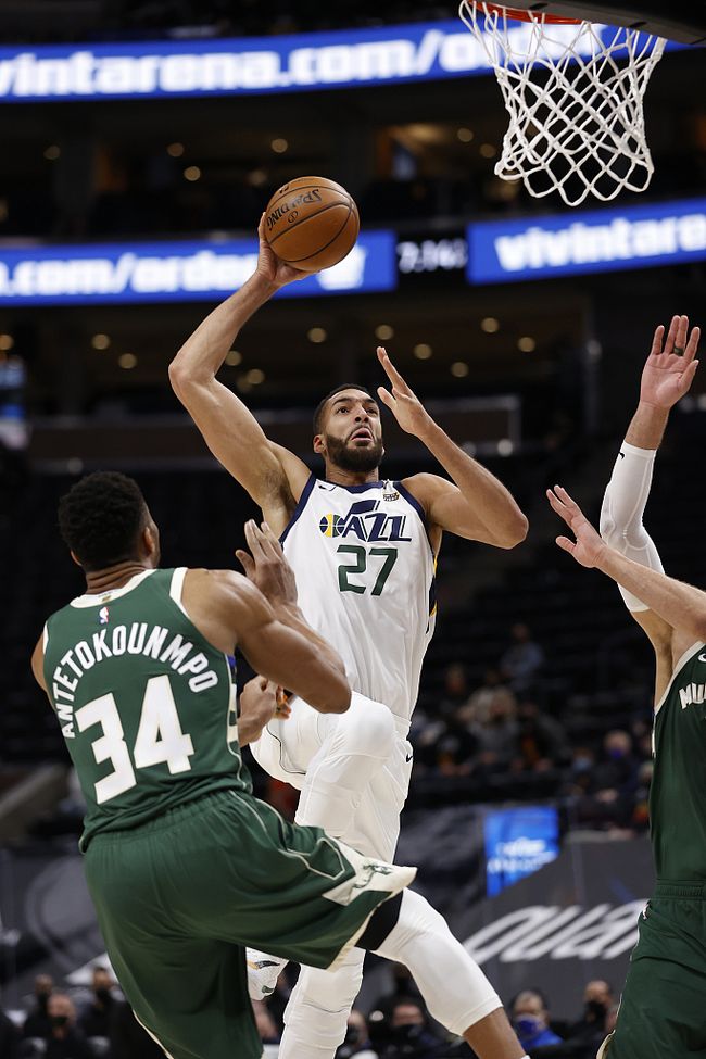 爵士主场大胜雄鹿燃烧激情，戈贝尔连胜胜利之星的简单介绍