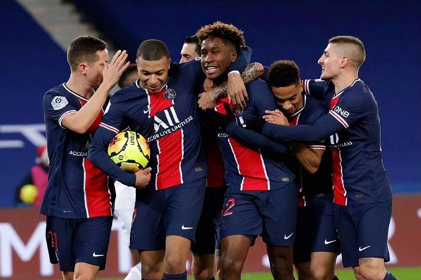 包含法国联赛篮球四强之争，巴黎圣日耳曼实力抢眼的词条