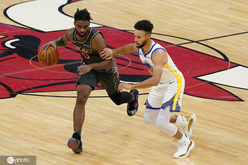 包含格拉纳达客场险胜对手，收获关键三分的词条