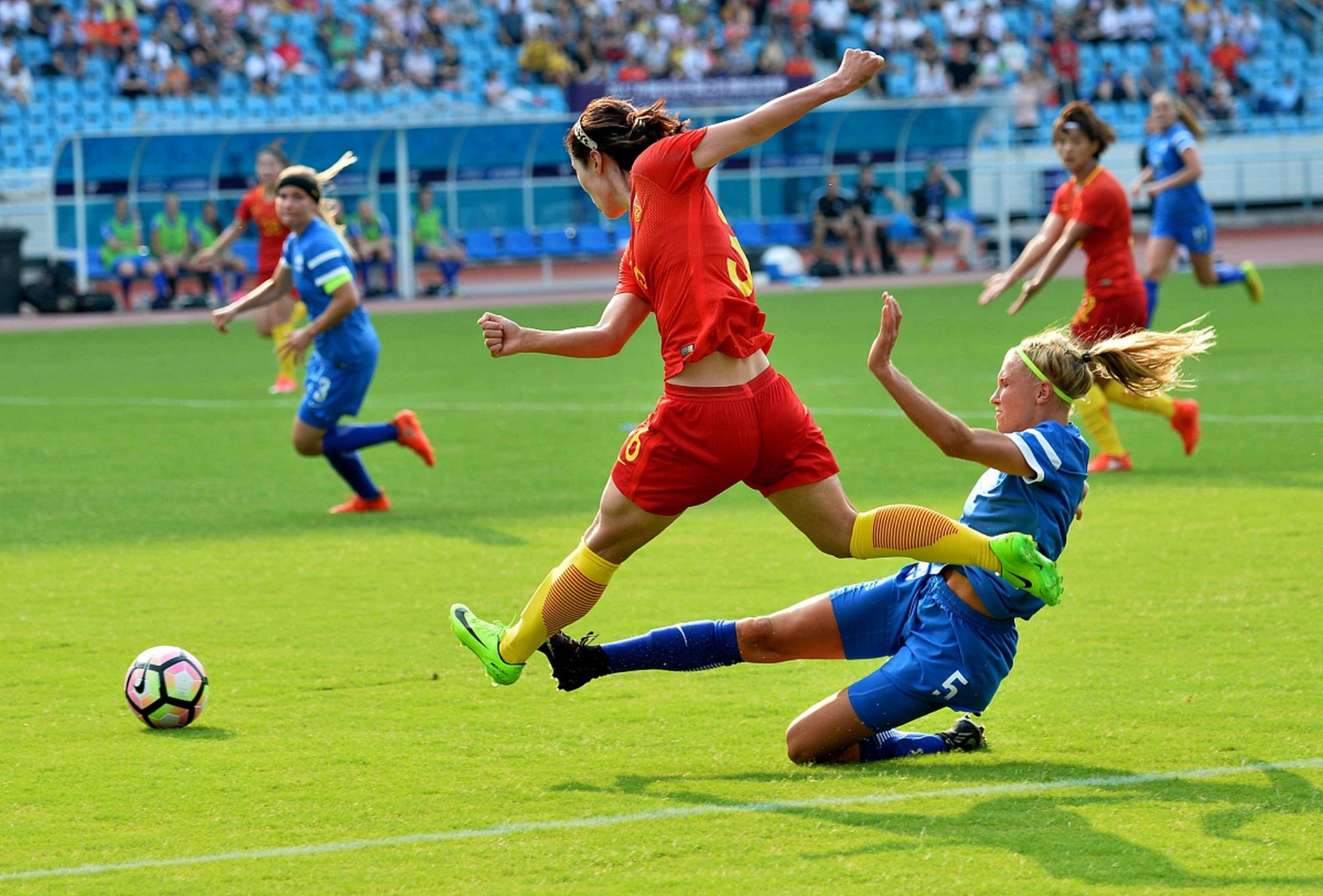 顶尖女足运动员争夺锦标赛胜出