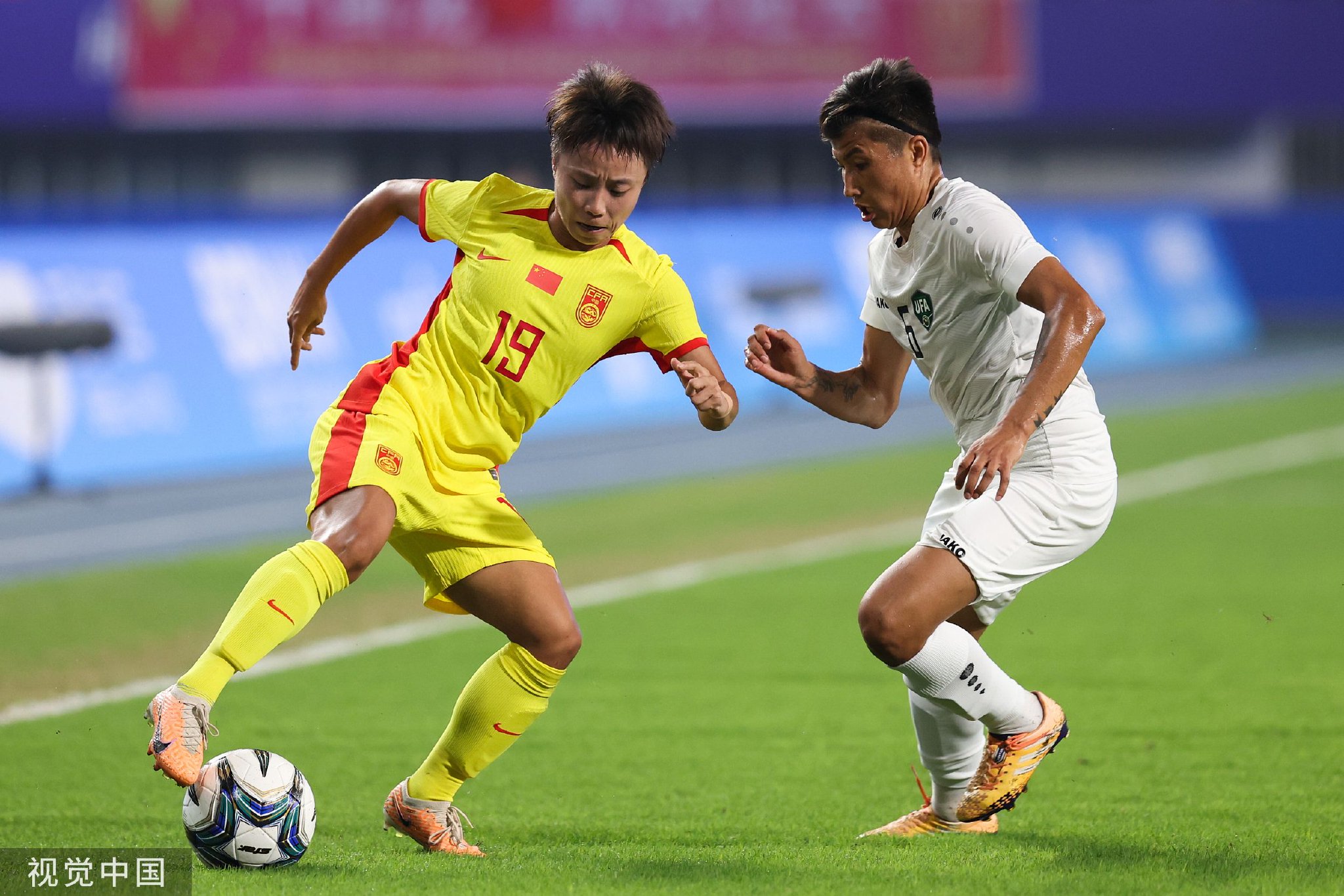 顶尖女足运动员争夺锦标赛胜出