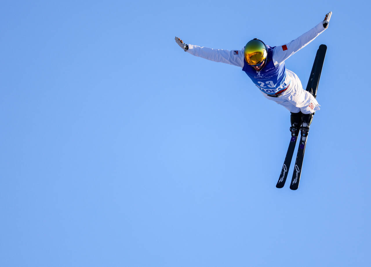 滑雪比赛中,选手展现天衣无缝的滑雪功夫 滑雪比赛中,选手展现天衣无缝的滑雪功夫