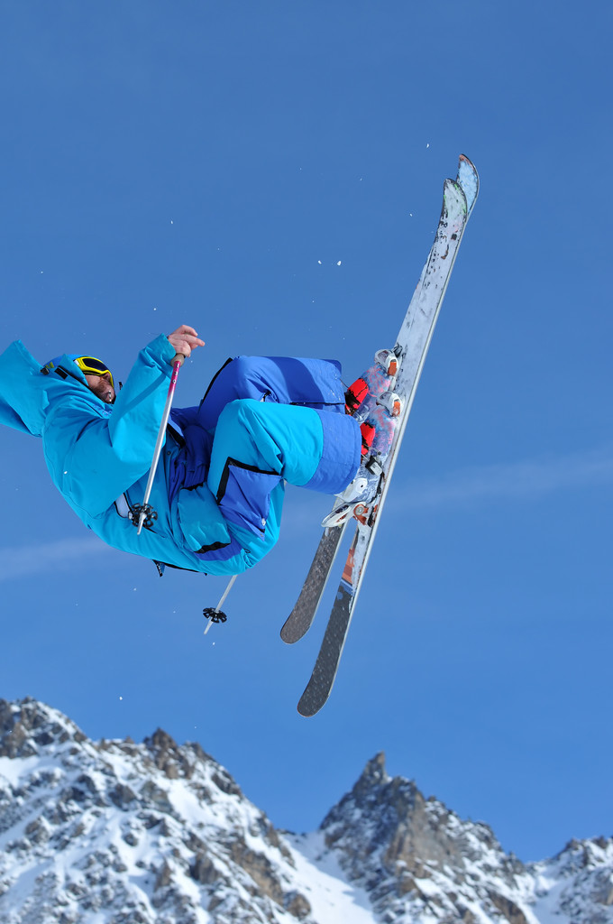 滑雪比赛中,选手展现天衣无缝的滑雪功夫 滑雪比赛中,选手展现天衣无缝的滑雪功夫