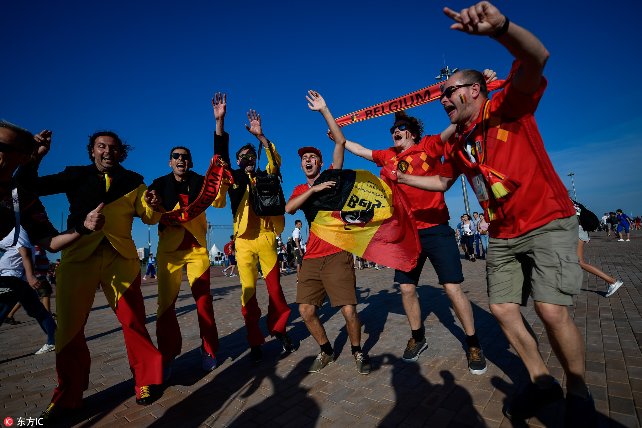 沙尔克球迷团结一心，共同为球队呐喊助威的简单介绍