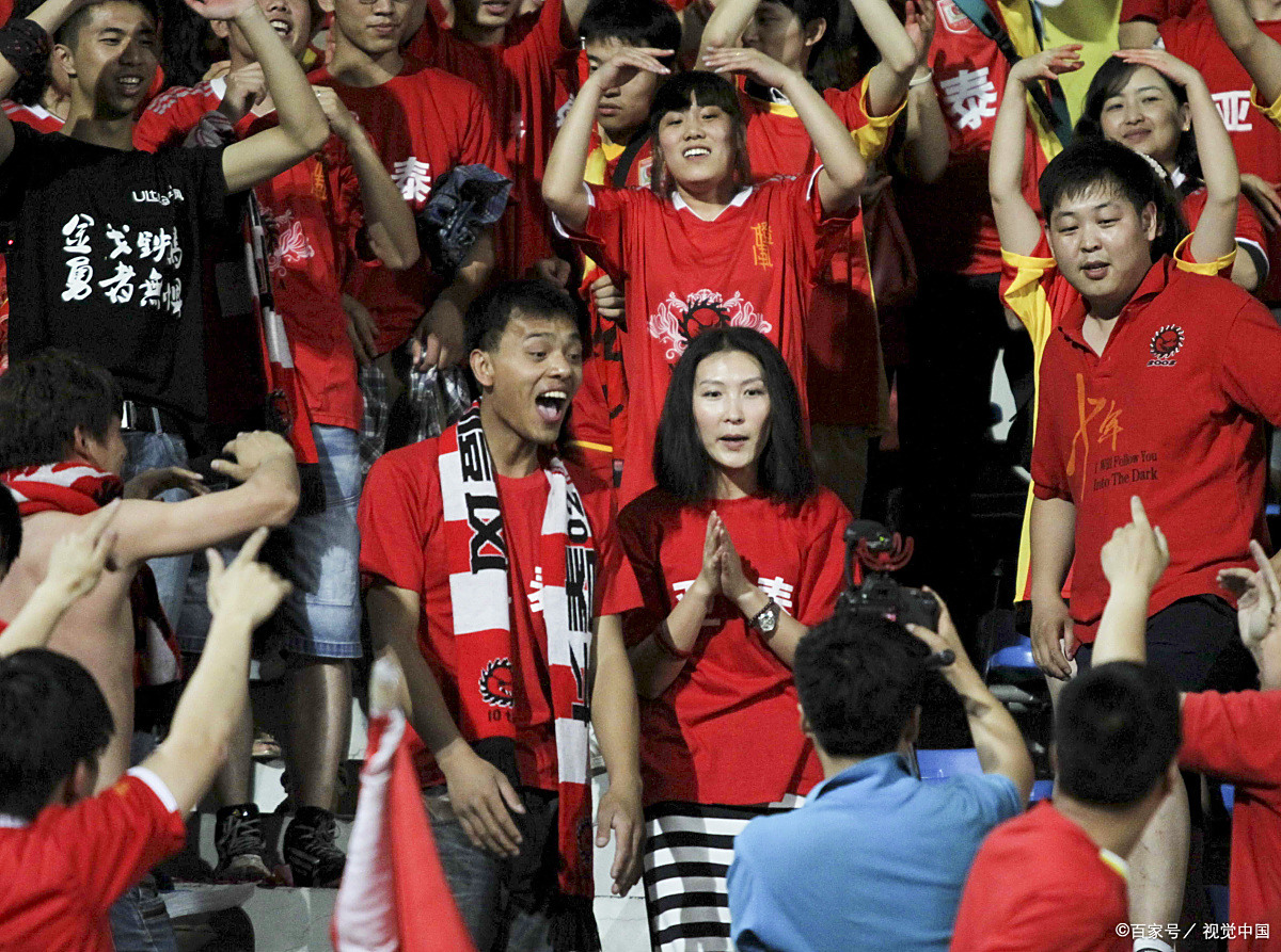 沙尔克球迷团结一心，共同为球队呐喊助威的简单介绍