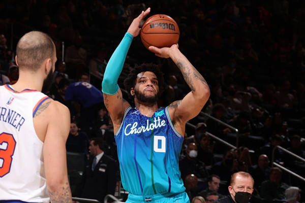 包含雄鹿中锋状态回勇，带队赢得比赛的词条