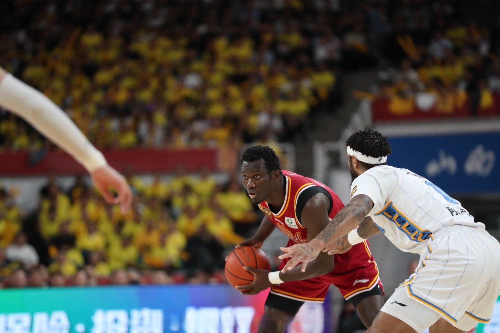 包含爵士鏖战山西队，麦科勒姆统治全场的词条