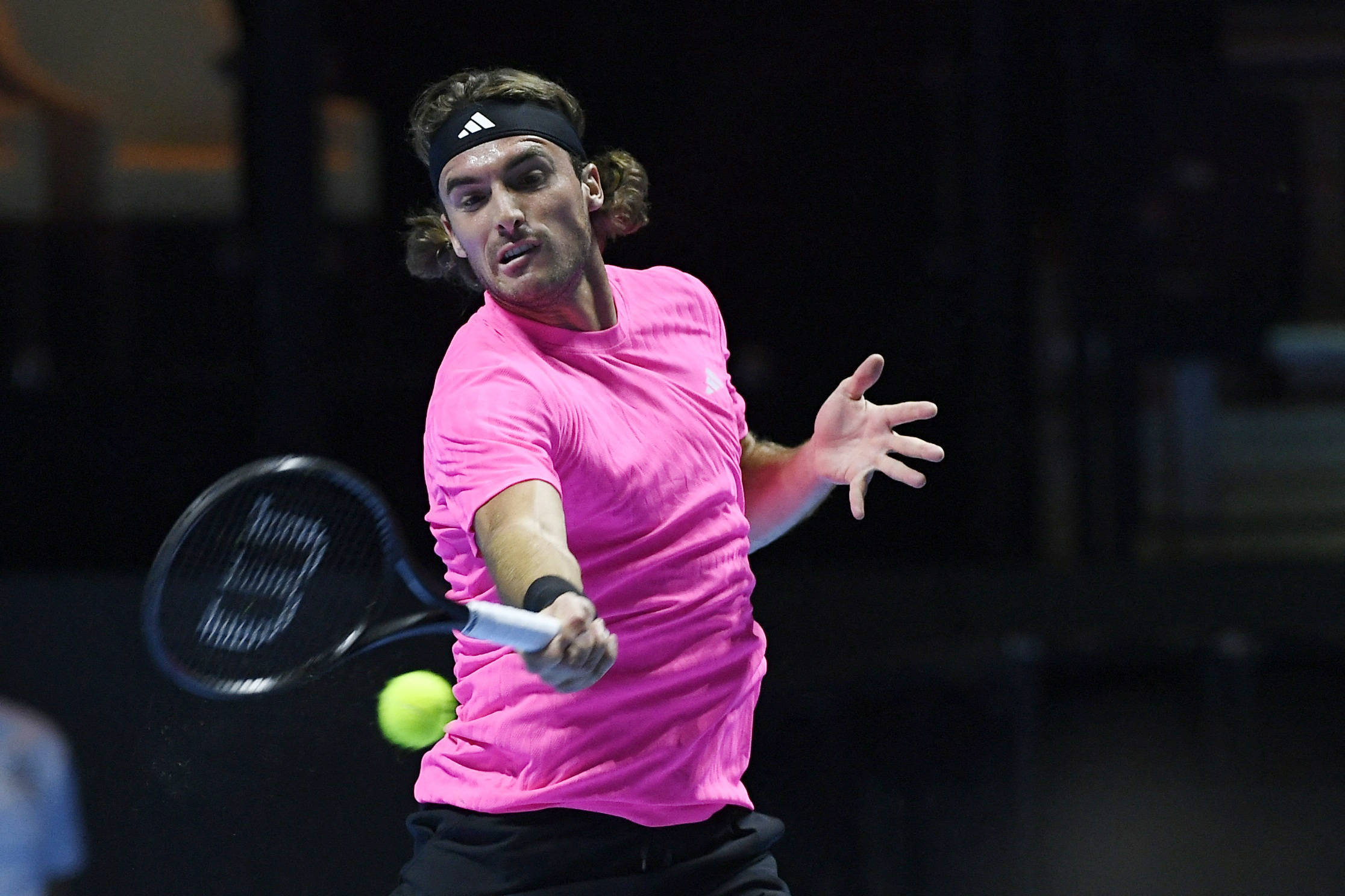 欧洲网球队逆转英国网球队，西西帕斯关键制胜的简单介绍