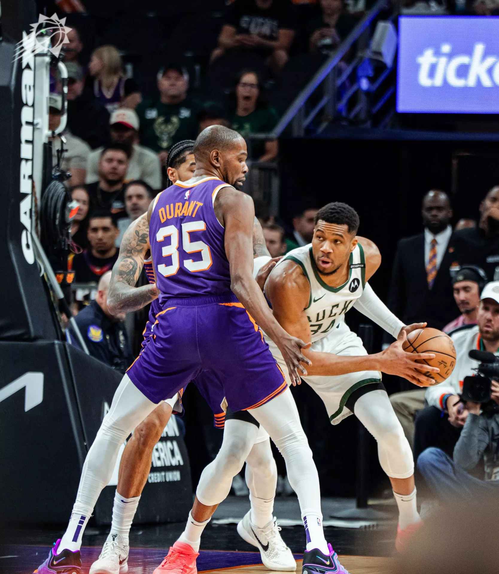 雄鹿险胜公牛,布克统治全场 雄鹿险胜公牛,布克统治全场