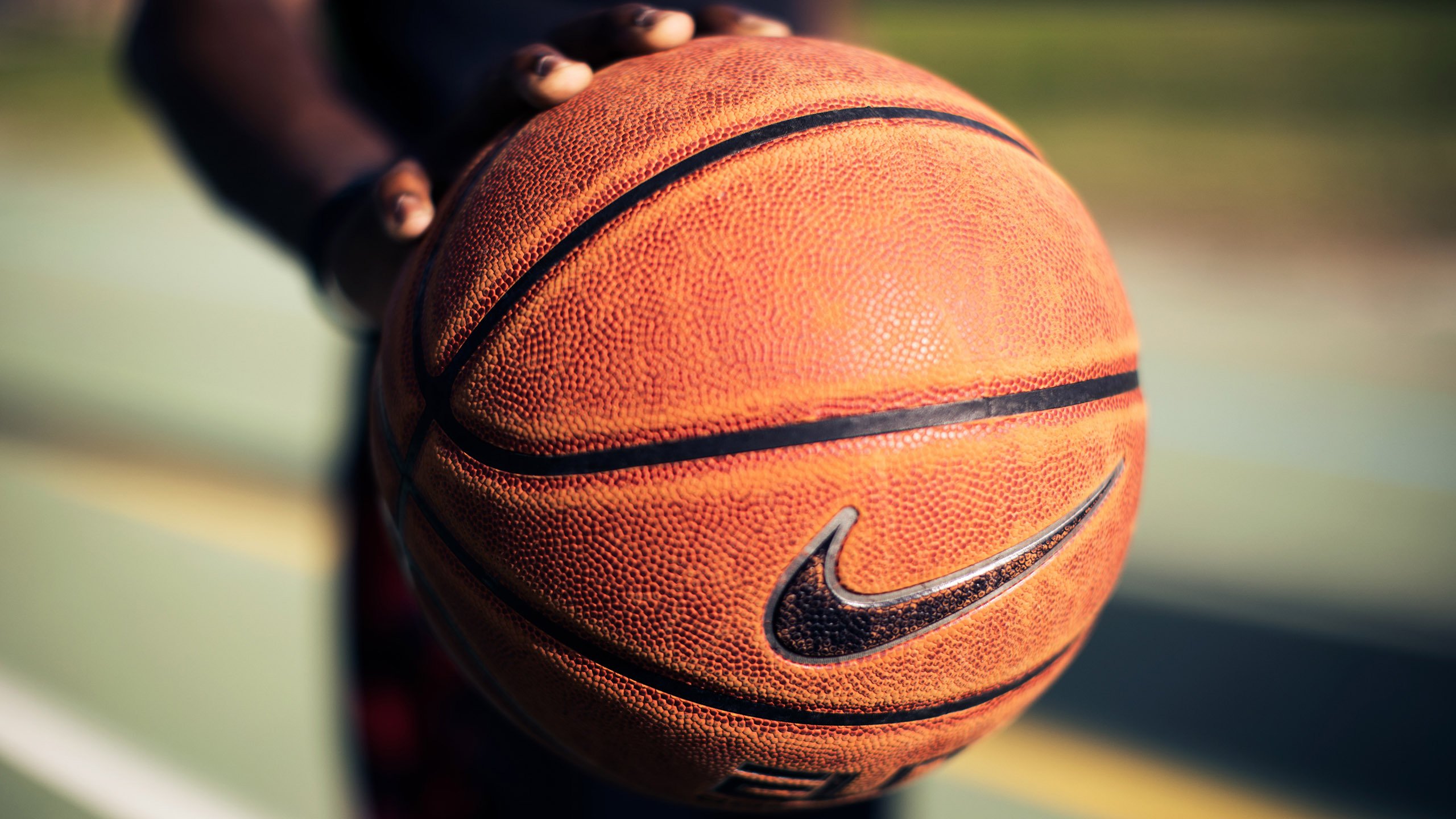 这是一篇为你定制的文章。为了体现唯一性,我将结合NBA赛场的具体战术博弈、球星瞬间的戏剧性对比以及比赛背后的哲学隐喻来展开,拒绝泛泛而谈的赛后战报
